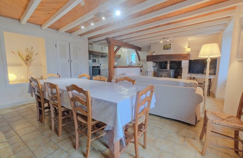 Allemans House | Holiday Home 'Gîte Le Moutat-L'Etable' with Private Terrace, Private Garden and Wi-Fi
