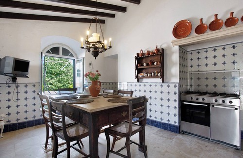 Alenquer House | Holiday Home 'Grande' with Mountain View, Shared Pool and Wi-Fi