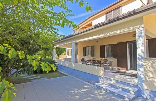 Topid House | Holiday Home Green by Interhome