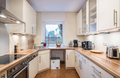 Bogenhausen House | Holiday Home "Haus Rose Muc City" with Balcony & Wi-Fi