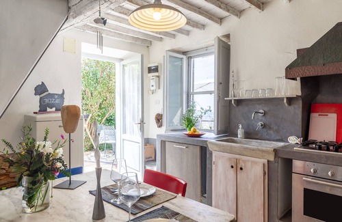 Strettoia House | Holiday Home 'Il Pescino' with Private Terrace and Wi-Fi