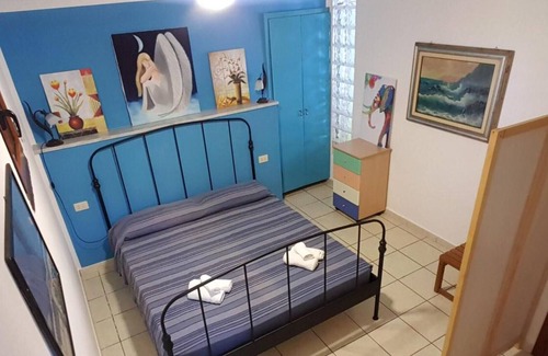 Caprioli House | Holiday Home 'Il Vicolo Casa Vacanze - Glicine' with Sea View, Wi-Fi and Air Conditioning