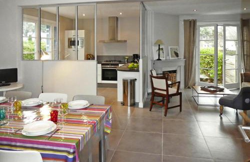 Carnac House | Holiday Home in Carnac near Sandy Beach