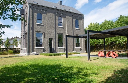 Anhee House | Holiday Home in Denée