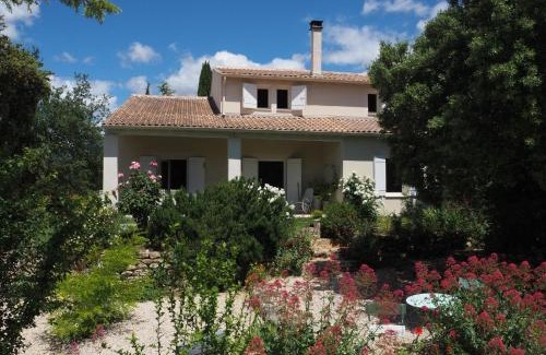 Villes-sur-Auzon House | Holiday Home in Villes-sur-Auzon with Pool