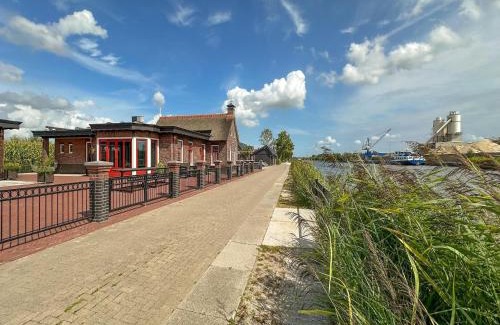 Jistrum House | Holiday Home in Friesland near Canal & Lake, cleaning included