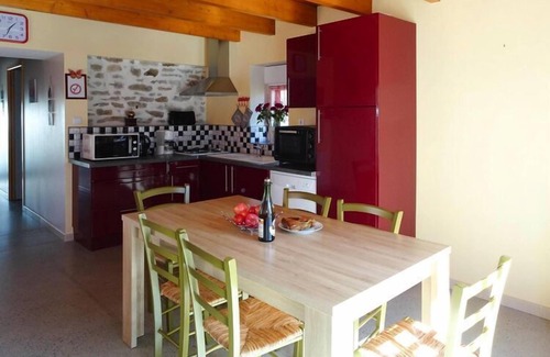 Guerlesquin House | Holiday Home in Guerlesquin near Lake