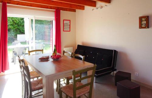 Guerlesquin House | Holiday Home in Guerlesquin near Lake