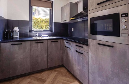 Ewijk House | Holiday Home in Nijmegen with Garden Terrace