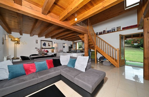 Pailhac House | Holiday Home 'Jolie Maison' with Mountain View, Private Pool and Wi-Fi