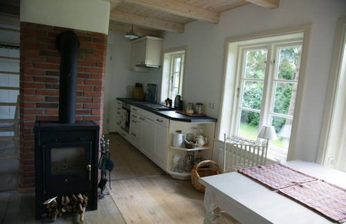 Bielenberg House | Holiday Home 'Kate Unter Reet Im Grünen' with Private Terrace, Private Garden and Wi-Fi