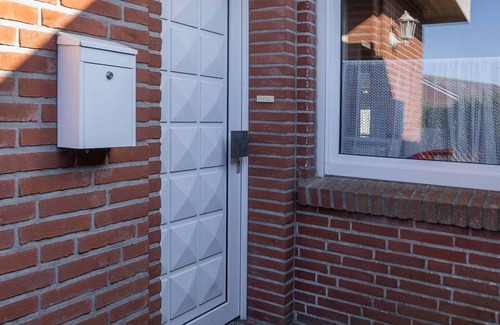Berumbur House | Holiday Home 'Klaus' with Private Terrace, Private Garden and Wi-Fi