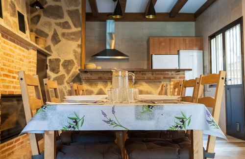 Los Navalucillos House | Holiday Home 'La Cerecera' with Private Terrace, Wi-Fi and Air Conditioning