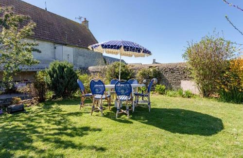 Longues-sur-Mer House | Holiday Home La Batterie by Interhome