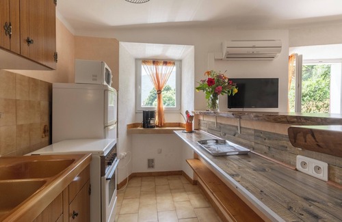 Gravieres Cottage | Holiday Home 'La Bergerie' with Mountain View, Shared Pool and Air Conditioning
