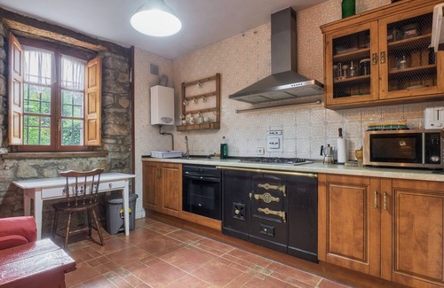La Pola de Gordon House | Holiday Home 'La Casa De Peredilla' with Mountain Views and Private Garden