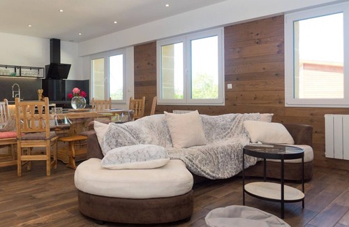 Saint-Pierre-de-Cherennes House | Holiday Home 'La Clé Du Vercors' with Mountain View, Private Terrace and Wi-Fi
