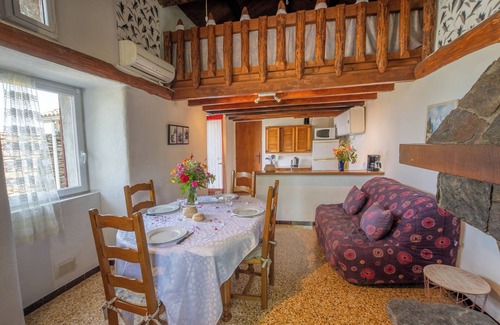 Gravieres House | Holiday Home 'La Clède' with Mountain View, Shared Pool and Air Conditioning
