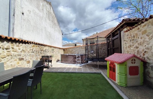 Cerezo de Abajo House | Holiday Home 'La Casa Del Médico' with Mountain Views, Private Pool and Wi-Fi