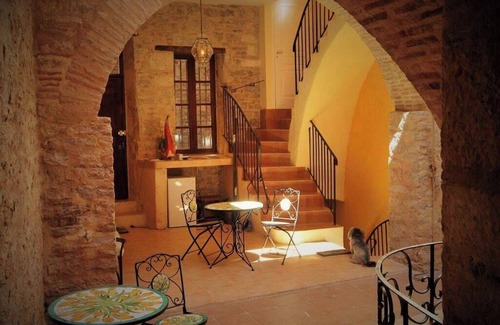 Cordes-sur-Ciel House | Holiday Home 'La Maison De Traverse' with Private Terrace, Wi-Fi and Air Conditioning
