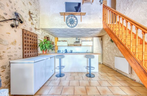 Guizengeard House | Holiday Home 'La Grange' with Private Pool, Private Terrace and Wi-Fi