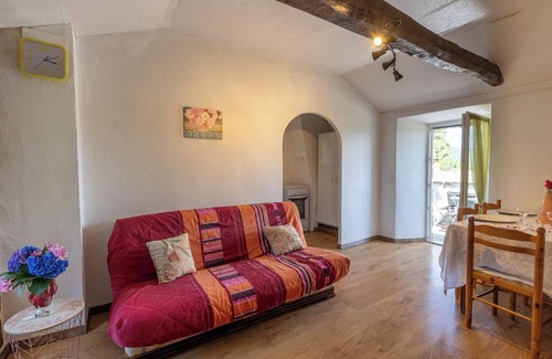 Gravieres Cottage | Holiday Home 'La Magnannerie' with Mountain View, Shared Pool and Air Conditioning