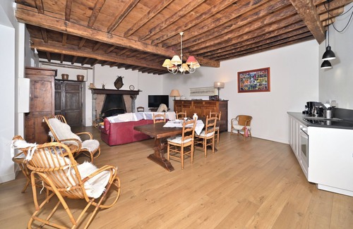Mauvezin House | Holiday Home 'La Maison Bayle' with Mountain View, Private Garden and Wi-Fi