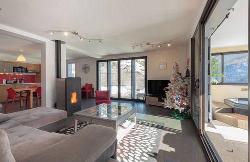 Sers House | Holiday Home 'Le Chalet Des Retrouvailles' with Mountain View, Wi-Fi and Air Conditioning