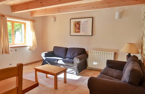 Rieussec House | Holiday Home 'Le Henson, Gîtes Du Pont De Calmel' with Mountain View and Shared Pool