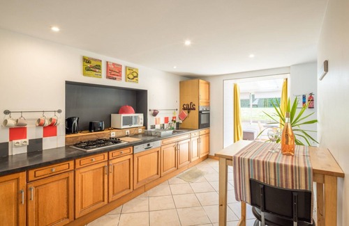 Ergue-Gaberic House | Holiday Home 'Le Jardin De Léonie' with Private Terrace, Private Garden and Wi-Fi