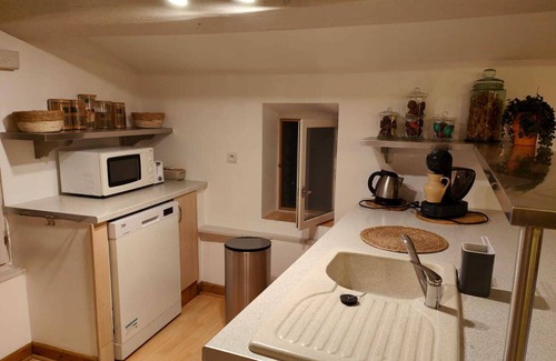 Saumane House | Holiday Home 'Le Mas De La Rode' with Mountain View, Shared Terrace and Wi-Fi