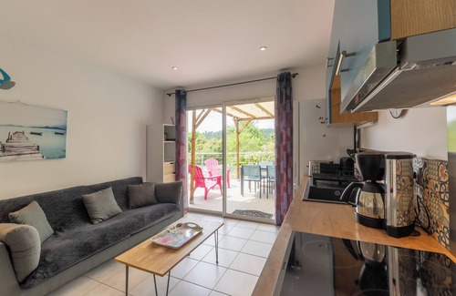 Payzac House | Holiday Home 'Le Pequelet' with Shared Pool, Wi-Fi and Air Conditioning