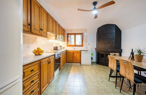 Beguda House | Holiday Home 'Lledoner' with Mountain View, Shared Pool and Wi-Fi