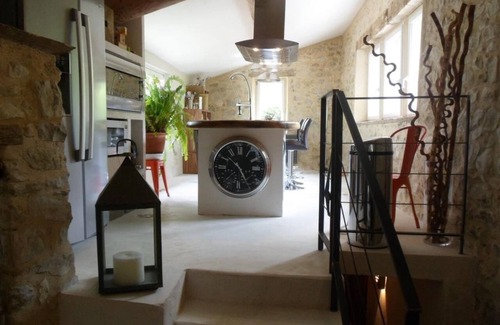 Savoillan House | Holiday Home 'Luxueuse Bergerie Pied Du Ventoux' with Mountain View, Shared Terrace and Wi-Fi
