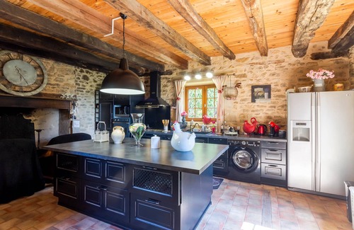 Anlhiac House | Holiday Home 'Maison De Campagne' with Private Pool, Private Terrace and Wi-Fi