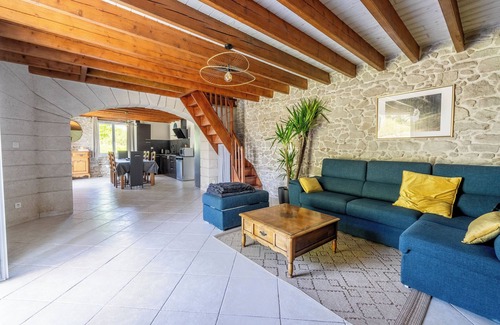 Saint-Herblain House | Holiday Home 'Manoir De L'aisnerie Le Pavillon' with Private Terrace, Private Garden and Wi-Fi