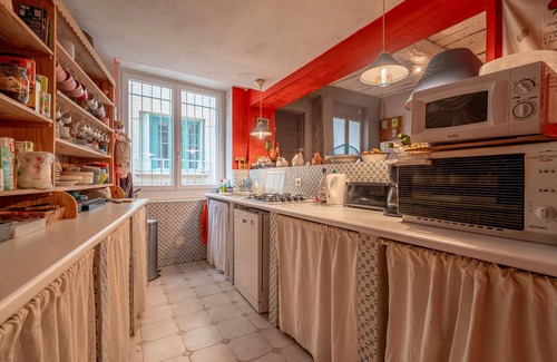 La Palme House | Holiday Home 'Massenet' with Shared Terrace, Private Garden and Wi-Fi