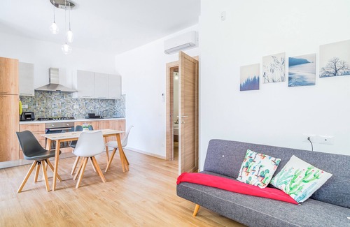 San Lorenzo House | Holiday Home "MisMar 1" with Sea View, Garden & Wi-Fi
