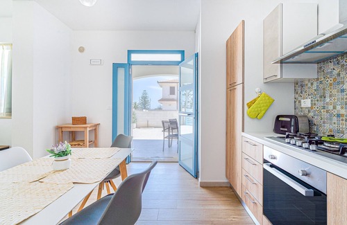 San Lorenzo House | Holiday Home "MisMar 1" with Sea View, Garden & Wi-Fi