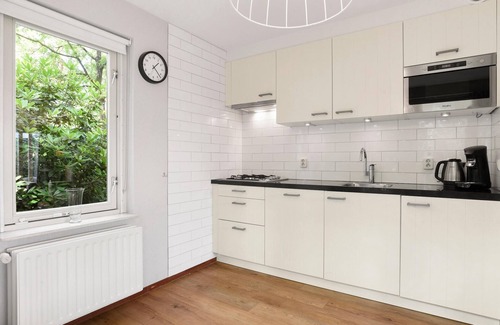 Diessen House | Holiday Home in Brabant with Garden & BBQ