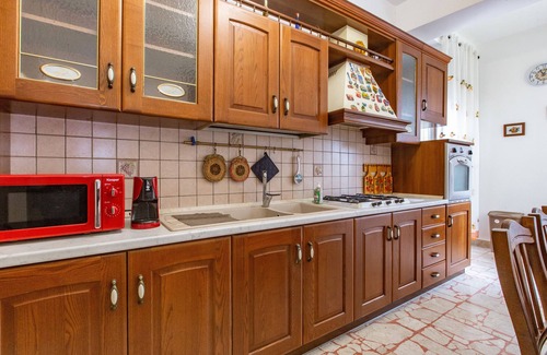 Brolo House | Holiday Home 'Olga Bnb' with Balcony and Wi-Fi