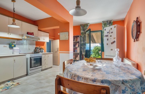 Ratzakli House | Holiday Home 'Palati' with Sea View, Wi-Fi and Air Conditioning