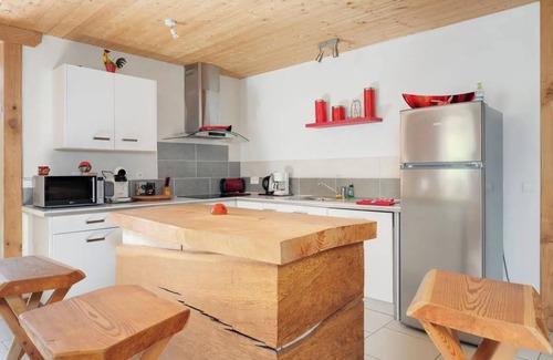 Uzemain House | Holiday Home 'Piscine Spa Et Sauna Privé' with Lake View, Private Pool and Wi-Fi