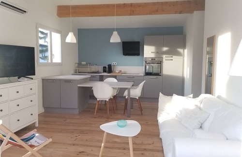 Valreas House | Holiday Home 'Rose Antique' with Private Pool, Wi-Fi and Air Conditioning