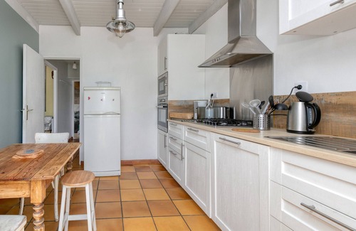 Camoel House | Holiday Home 'Seabird' with Private Terrace, Private Garden and Wi-Fi