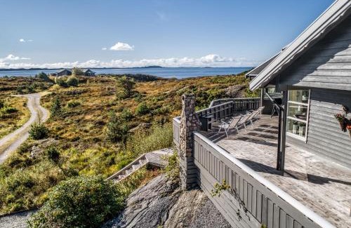 Lammetu House | Holiday Home Sjøbuvågen by Interhome