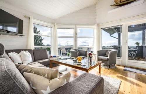 Lammetu House | Holiday Home Sjøbuvågen by Interhome
