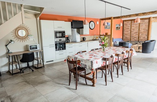 Amanlis House | Holiday Home 'Studio' with Private Terrace and Wi-Fi