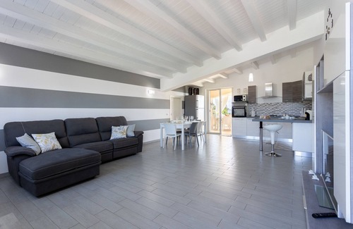 Porto Palo House | Holiday Home 'Torre Del Mare' with Private Pool, Private Terrace and Wi-Fi