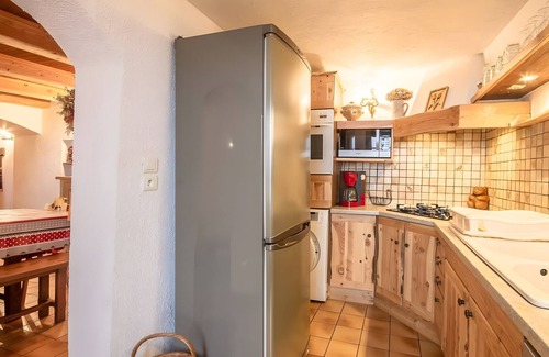Great Alpine Road Cottage | Holiday Home 'Valentine' with Mountain View, Private Terrace and Wi-Fi